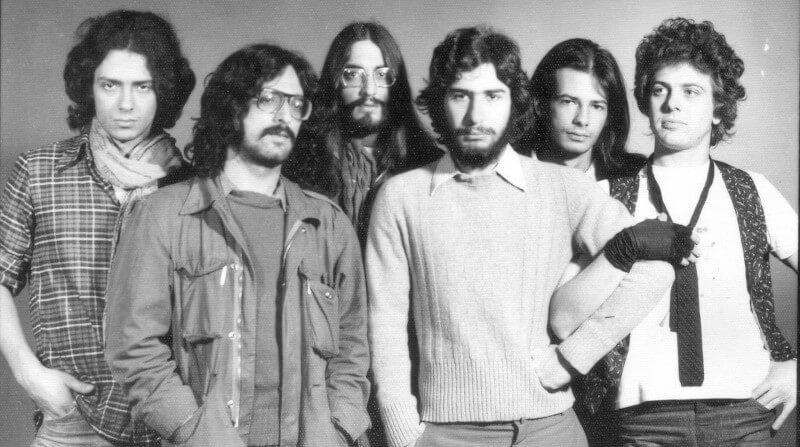 Σπυριδούλα: Η επεισοδιακή συναυλία του ιστορικού συγκροτήματος στην Αθήνα το 1977 και το τραγούδι «Νάυλον Ντέφια και Ψόφια Κέφια» Λίγο πριν το «ΦΛΟΥ», Νίκος Σπυρόπουλος, Μάκης Μπλαζής, Αντρέας Μουζακίτης, Κώστας Κουρεμένος, Βασίλης Σπυρόπουλος, Παύλος Σιδηρόπουλος, αρχείο Μανώλη Νταλούκα