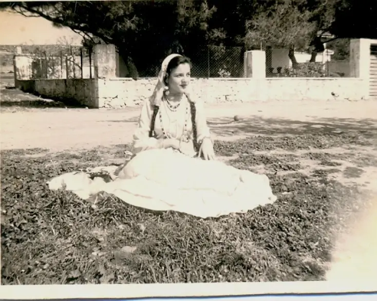  Η Βάσω με στολή Αρβανίτισσας © Αρχείο Βάσως Αλλαγιάννη 