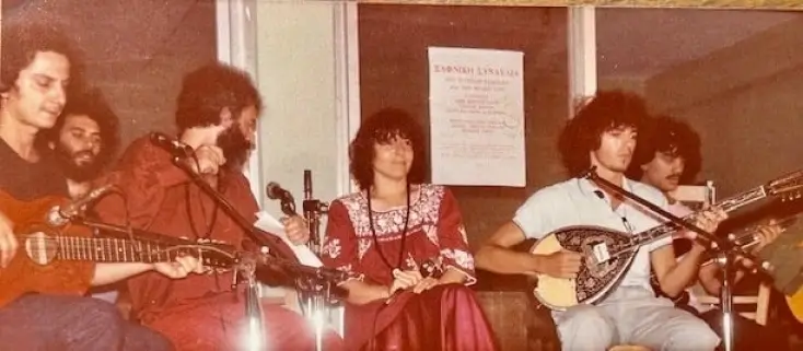 Ξαφνική συναυλία, Ταβέρνα Κατσιμίχα στην Παιανία, από αριστερά: Πάνος Κατσιμίχας, Άγγελος Σφακιανάκης, Μανώλης Ρασούλης, Βάσω Αλλαγιάννη, Δημήτρης Ζμπέκος, Διονύσης Ράγκος, Γιώργος Γαβαλάς © Αρχείο Βάσως Αλλαγιάννη