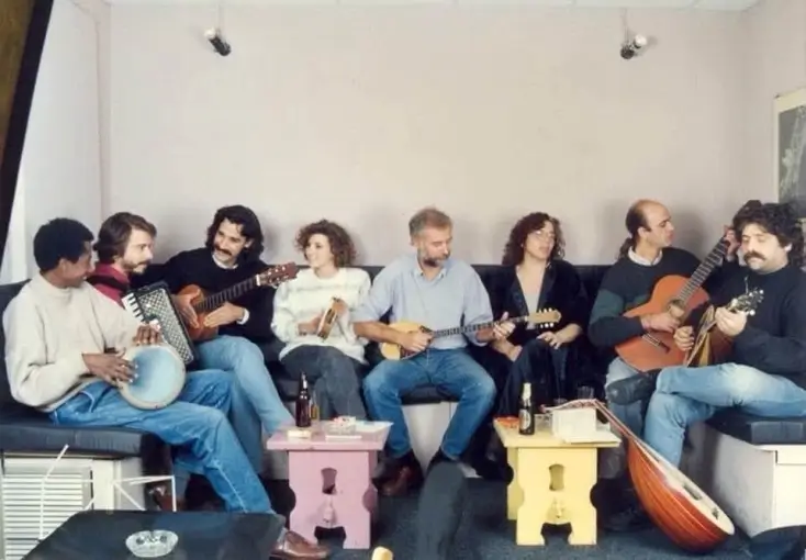 Από αριστερά: Αμίν Αλά Γκαμπού, Βασίλης Δρογκάρης, Βασίλης Καφούρος, Μαρία Παπανικολάου, Γιώργος Ζήκας, Βάσω Αλλαγιάννη, Κώστας Διαβάτης, Μανώλης Πάππος © Αρχείο Βάσως Αλλαγιάννη