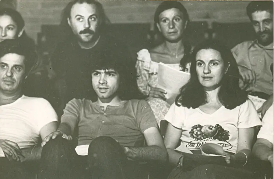Από αριστερά: Λευτέρης Βογιατζής, Νίκος Κυπουργός, Ράνια Οικονομίδου. Πίσω σειρά: Σμαράγδα Σμυρναίου, Τάσος Μπαντής, Άννα Κοκκίνου, Δημήτρης Καταλειφός, 1982